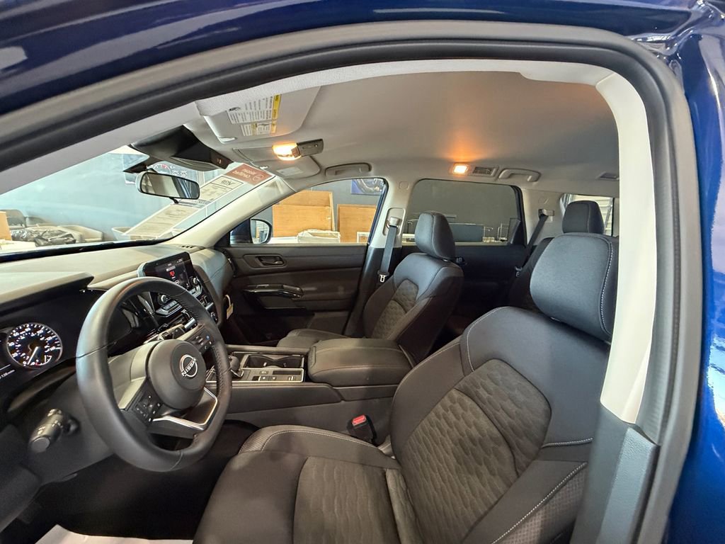 Used 2025 Nissan Pathfinder SV image 24