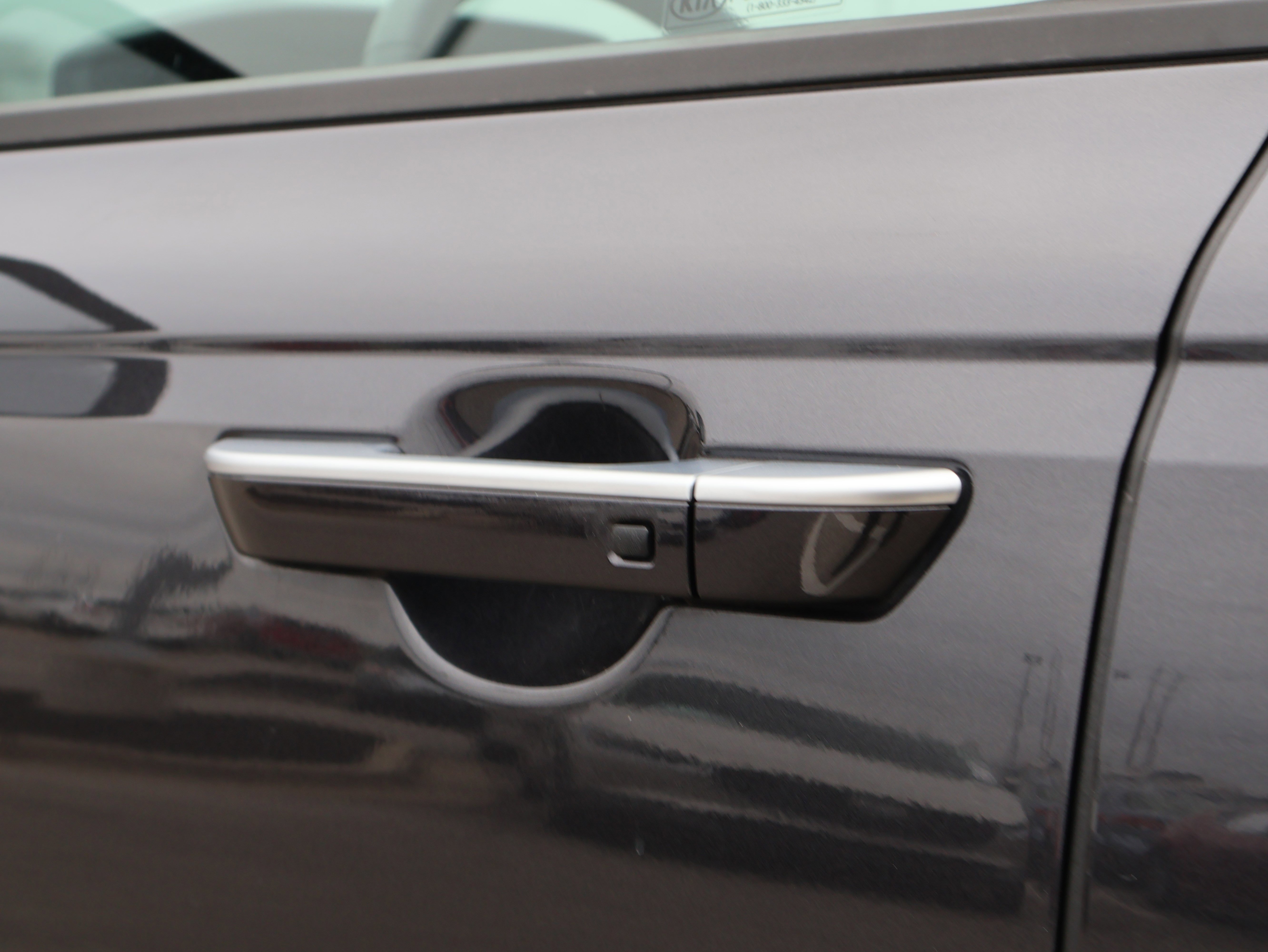 Used 2022 Kia Carnival EX image 18