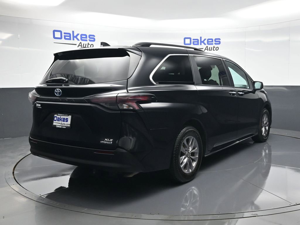 Used 2024 Toyota Sienna XLE image 8
