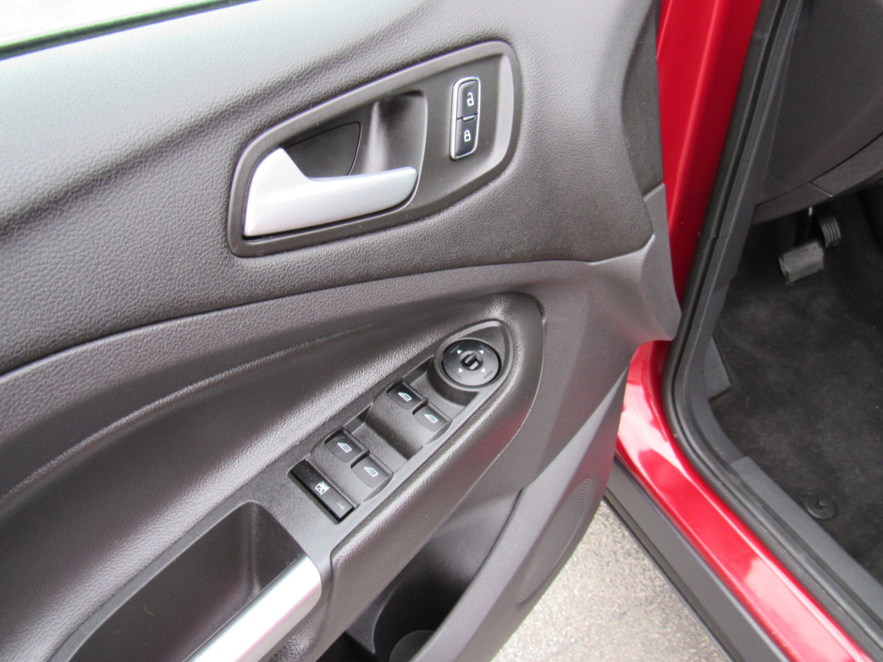 Used 2015 Ford Escape SE image 16