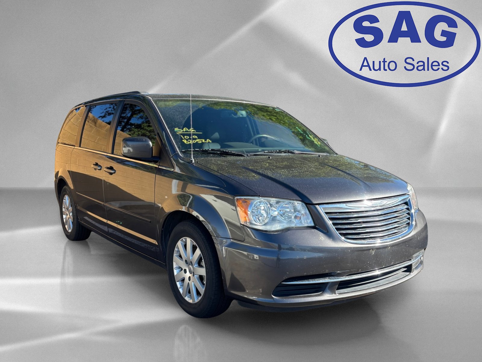 Used 2015 Chrysler Town & Country LX FWD image 2