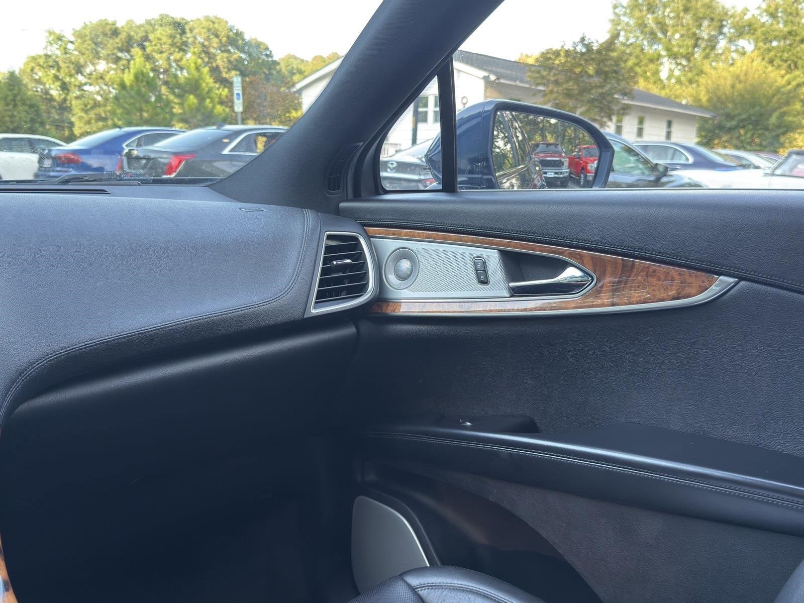 Used 2017 Lincoln MKX Reserve w/ Luxury Package image 29