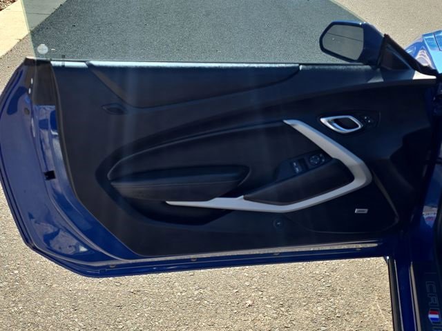 Used 2020 Chevrolet Camaro LT w/ Technology Package image 11