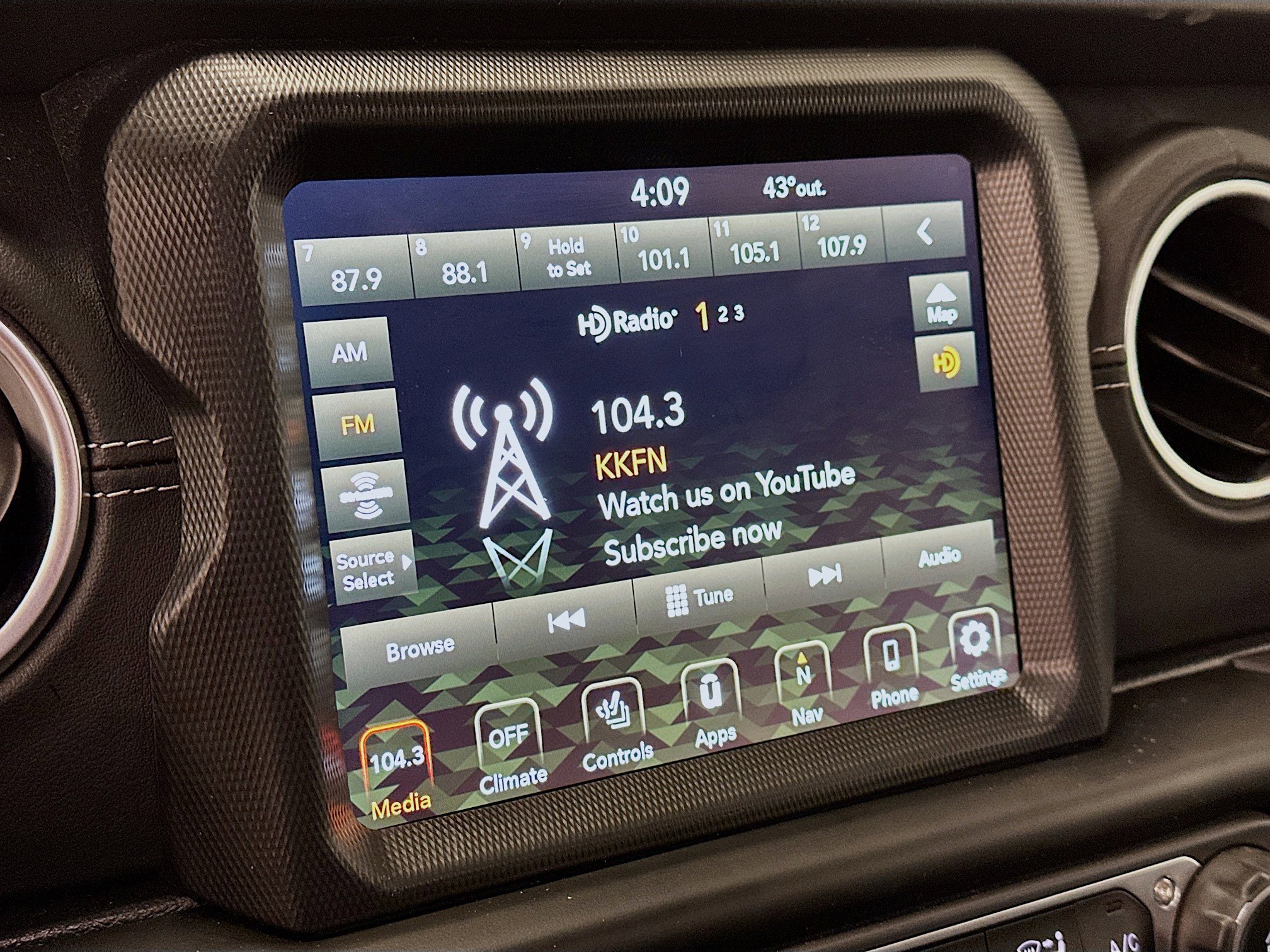 Used 2023 Jeep Wrangler Sahara w/ Cold Weather Group image 21