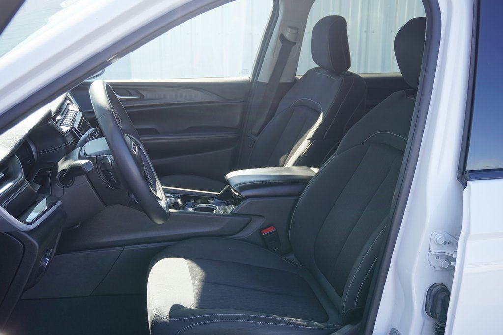 Used 2023 Jeep Grand Cherokee L Laredo image 11