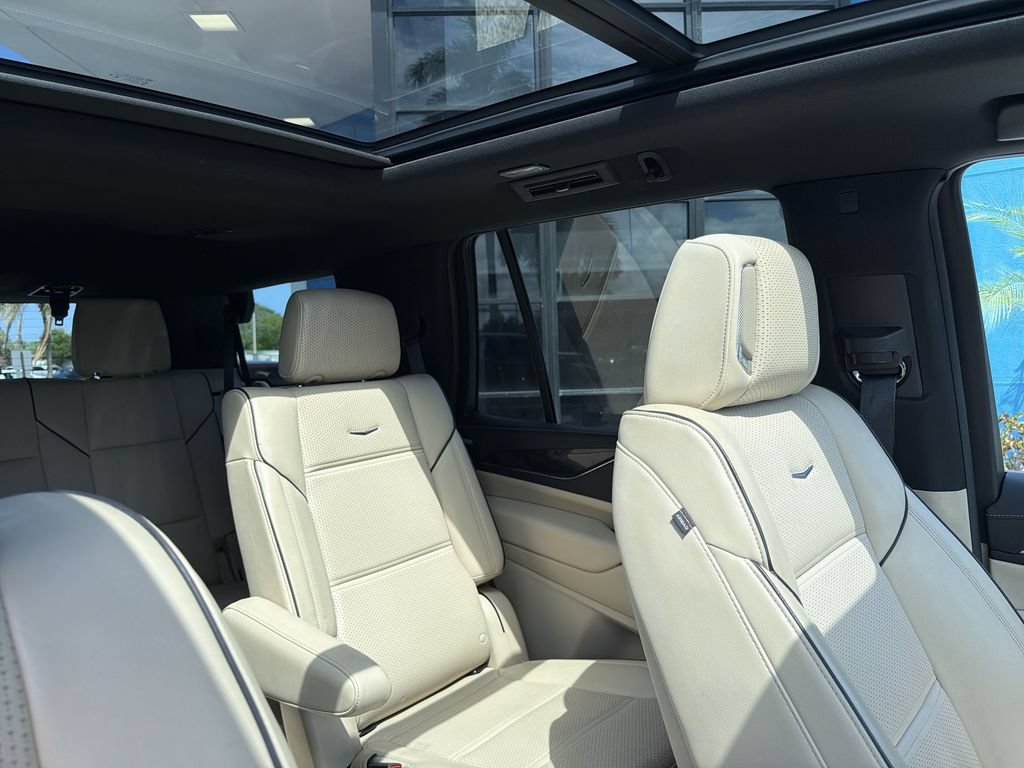 Used 2024 Cadillac Escalade Premium Luxury AWD/4WD image 15
