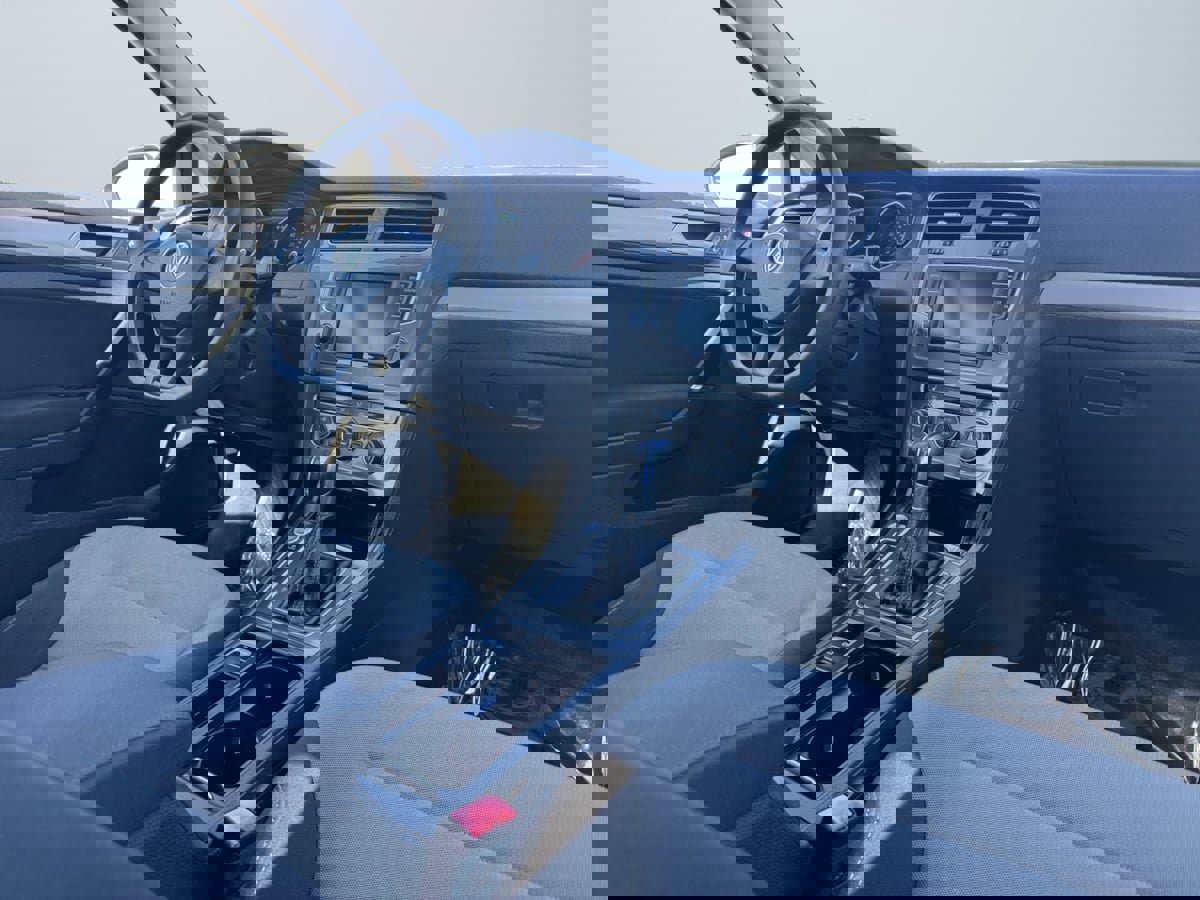 Used 2016 Volkswagen e-Golf SE w/ DC Fast Charging Package image 14