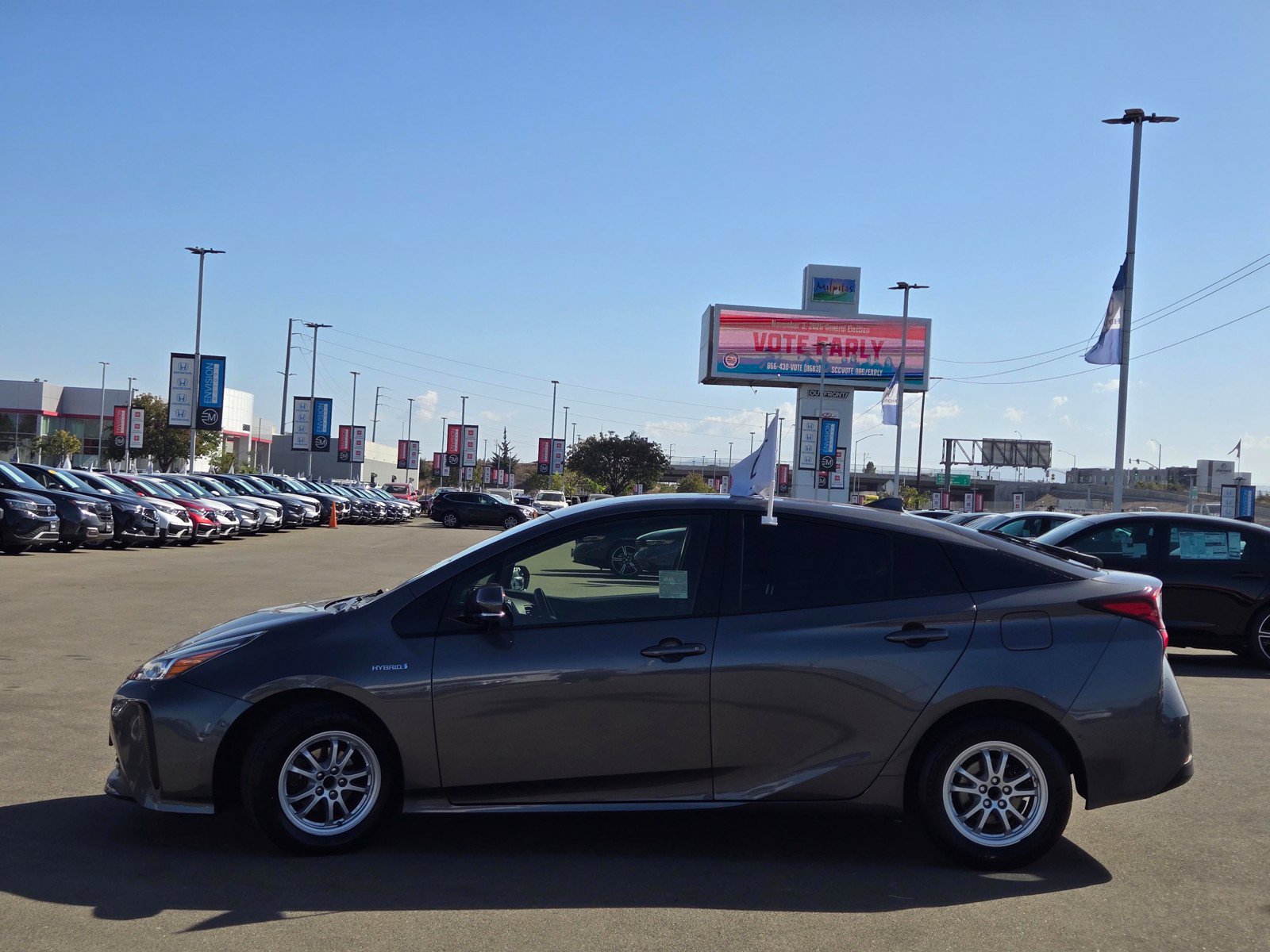 Used 2019 Toyota Prius LE FWD image 4