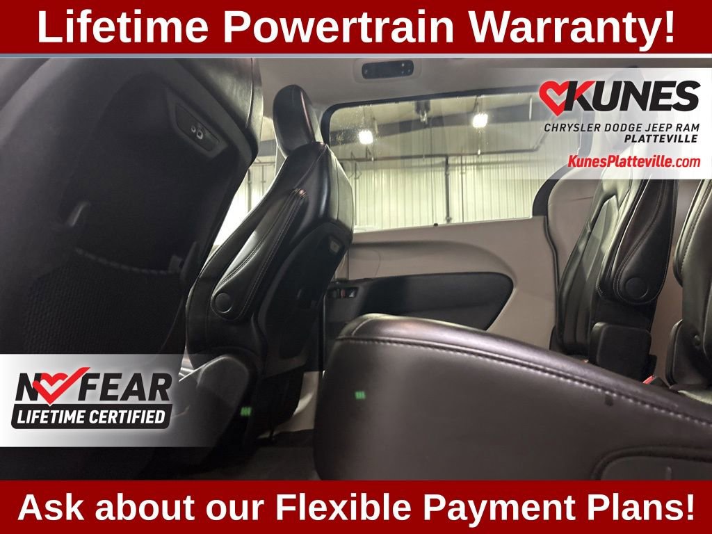 Used 2023 Chrysler Pacifica Touring-L image 15