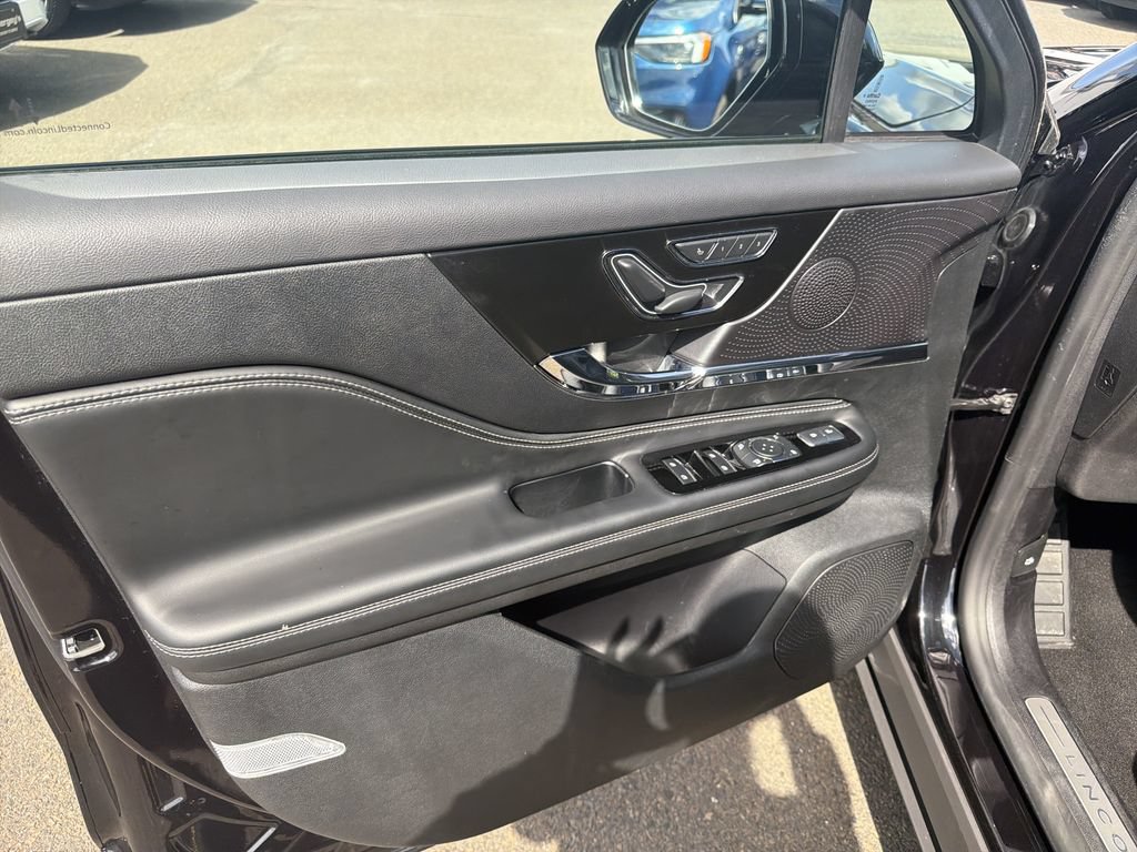 Certified 2025 Lincoln Corsair Reserve w/ Jet Appearance Package AWD/4WD image 11