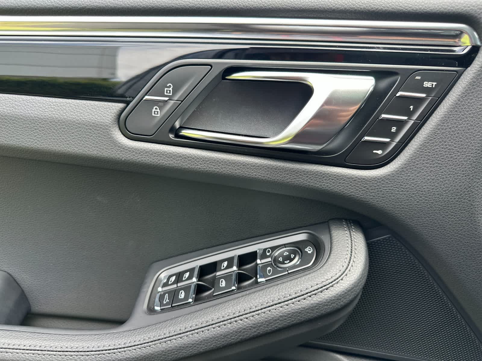 Certified 2025 Porsche Macan AWD/4WD image 12