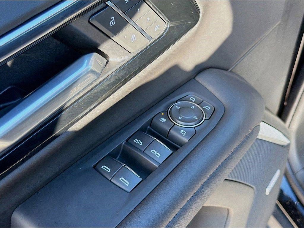 Used 2025 Chevrolet Suburban High Country RWD image 26