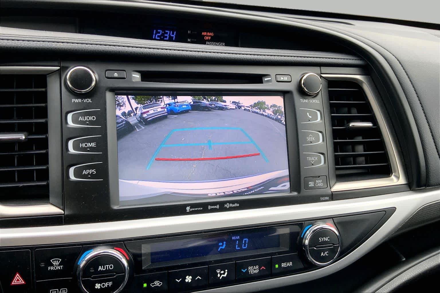 Used 2019 Toyota Highlander SE FWD image 25