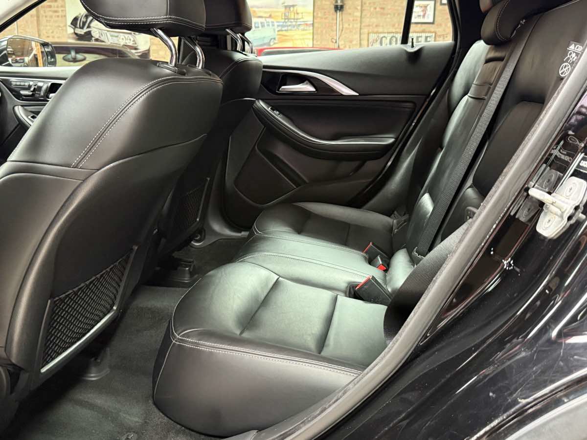 Used 2018 INFINITI QX30 Premium w/ Navigation Package AWD/4WD image 11