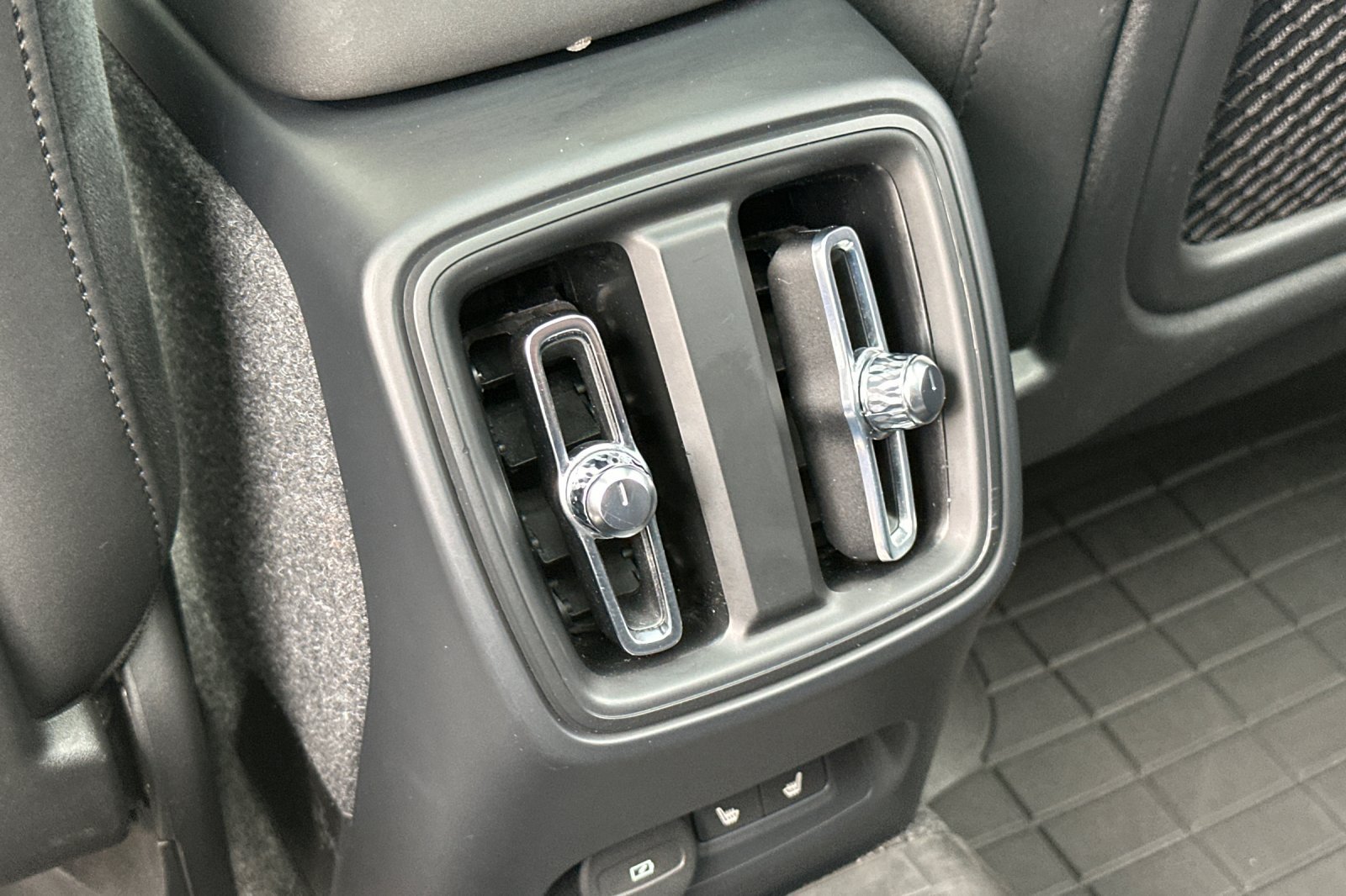 Used 2024 Volvo XC40 Recharge Ultimate w/ Protection Package Premier AWD/4WD image 14