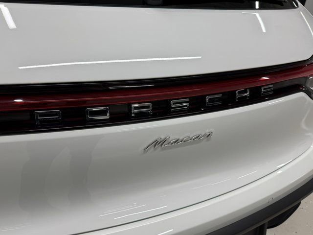Certified 2025 Porsche Macan AWD/4WD image 10