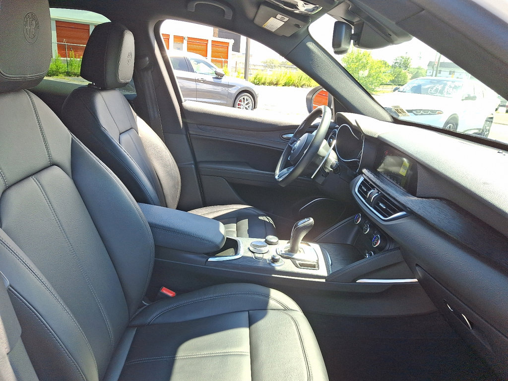 Used 2023 Alfa Romeo Stelvio Sprint image 12