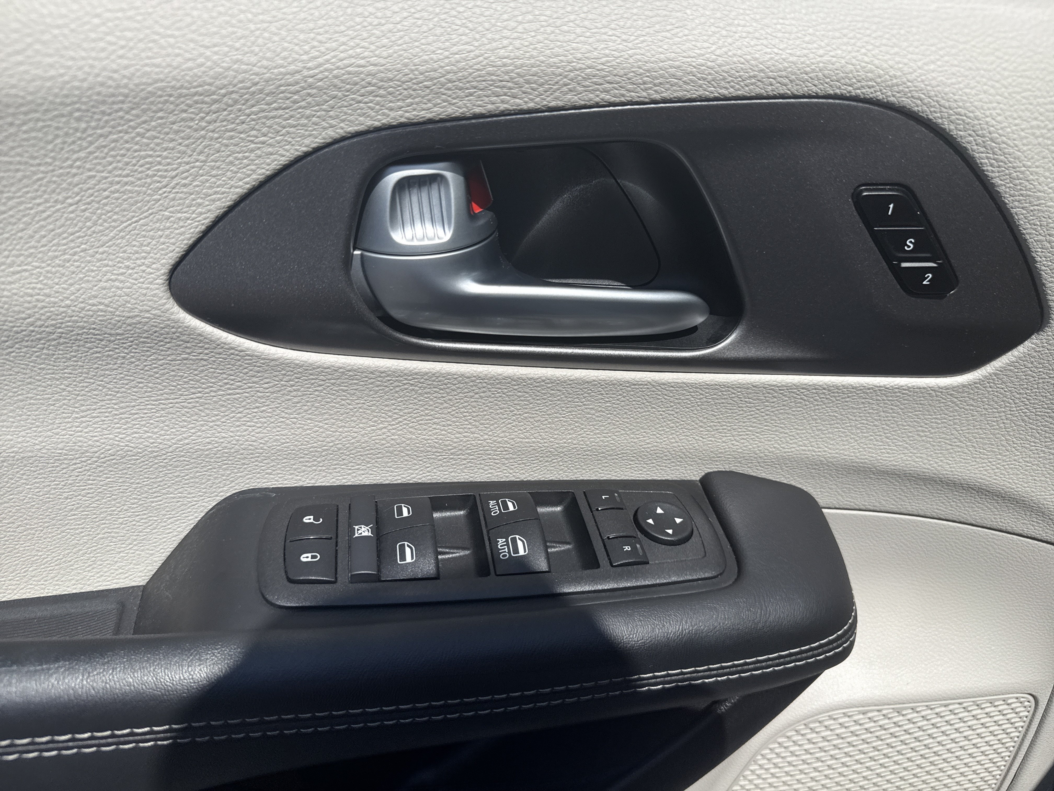 Used 2024 Chrysler Pacifica Touring-L FWD image 16
