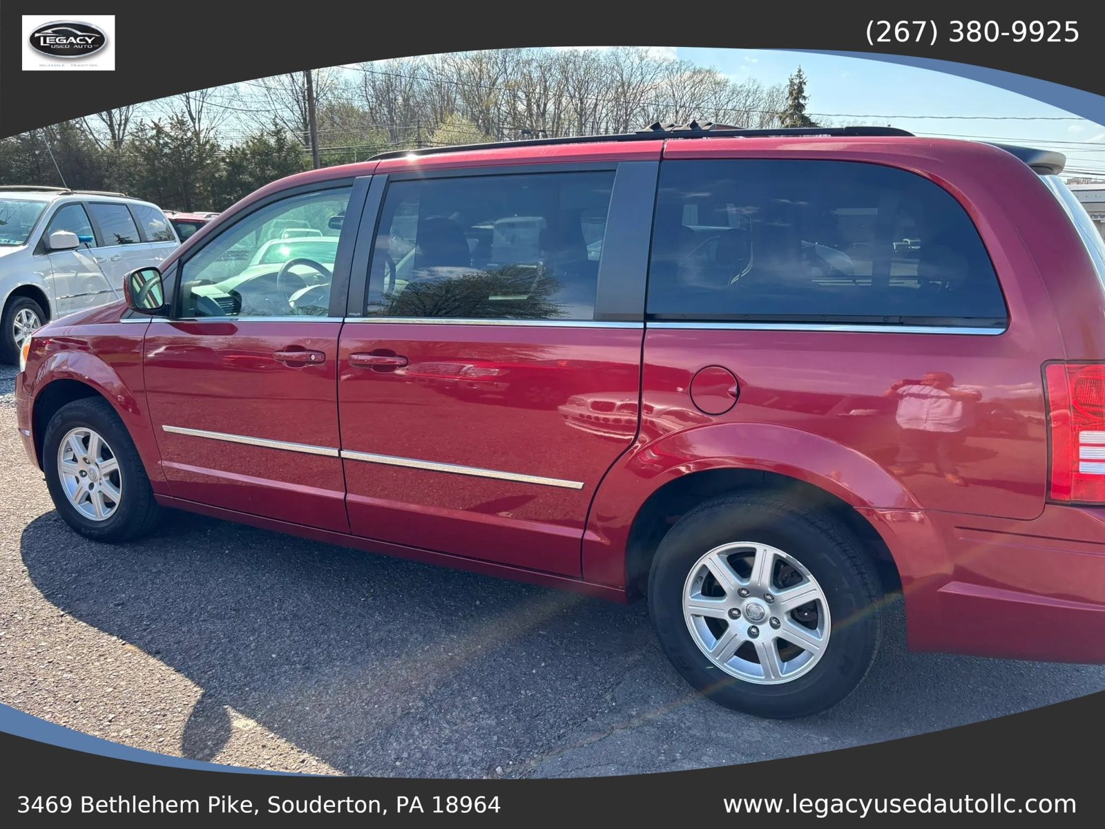 Used 2010 Chrysler Town & Country Touring w/ Family Value Group FWD image 4