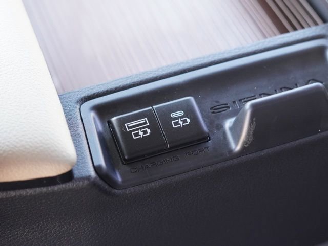Used 2024 Toyota Sienna XLE FWD image 36