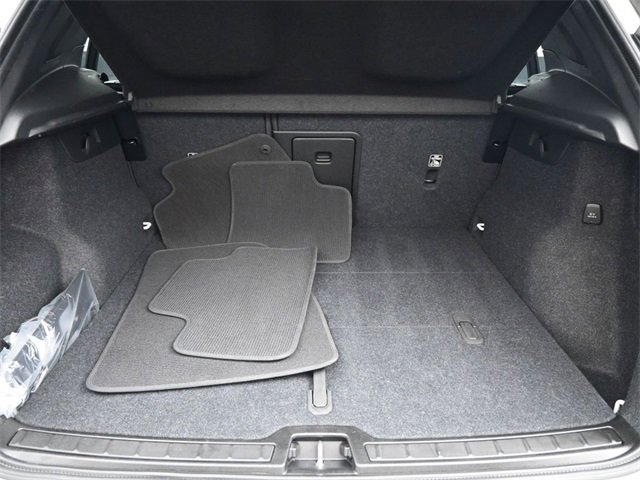 Used 2024 Volvo XC40 B5 Plus image 30