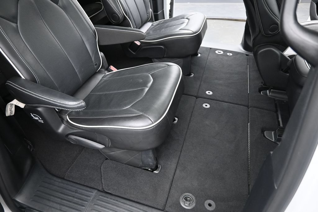 Used 2025 Chrysler Pacifica Limited FWD image 21