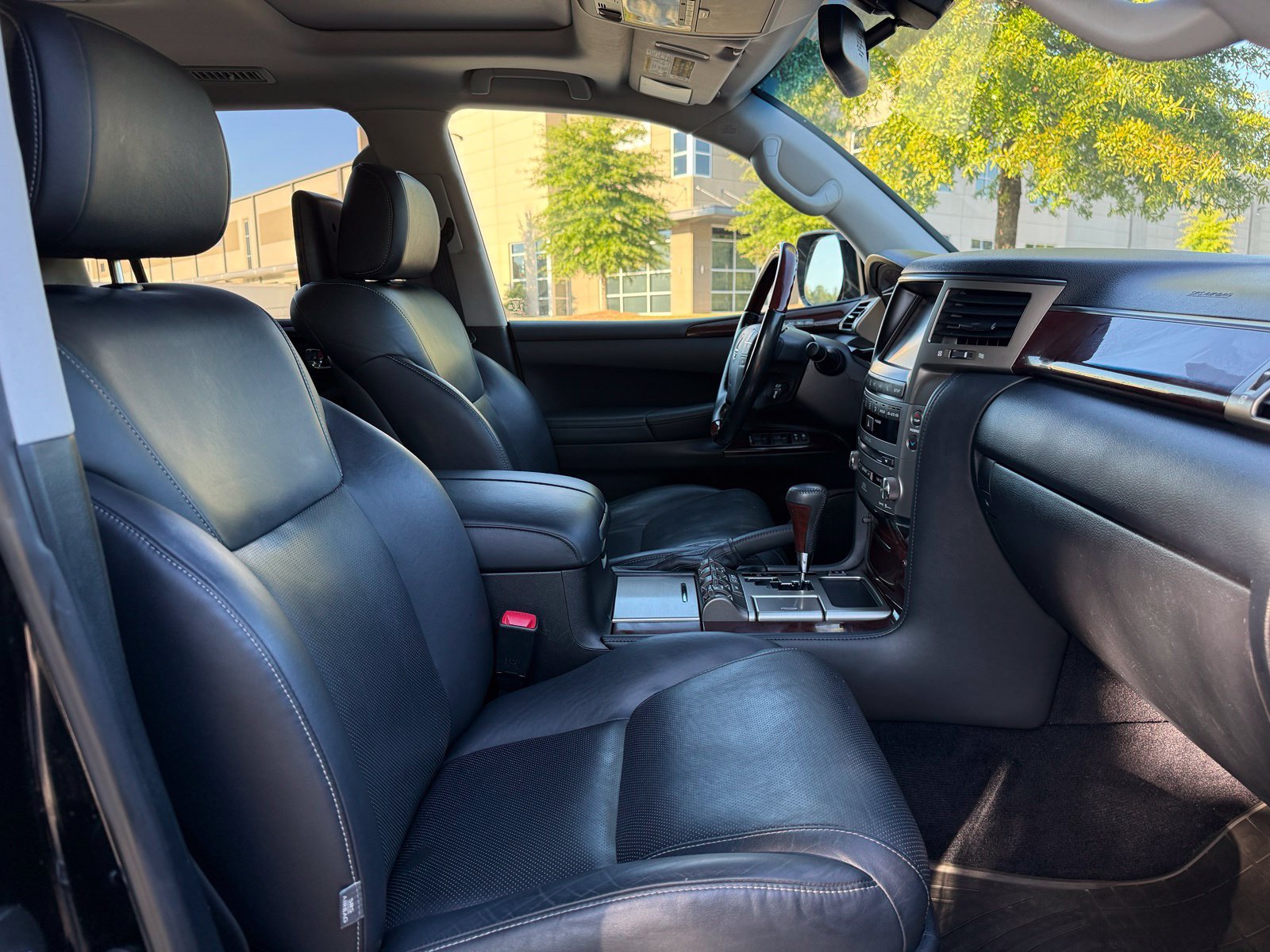 Used 2015 Lexus LX 570 4WD image 36