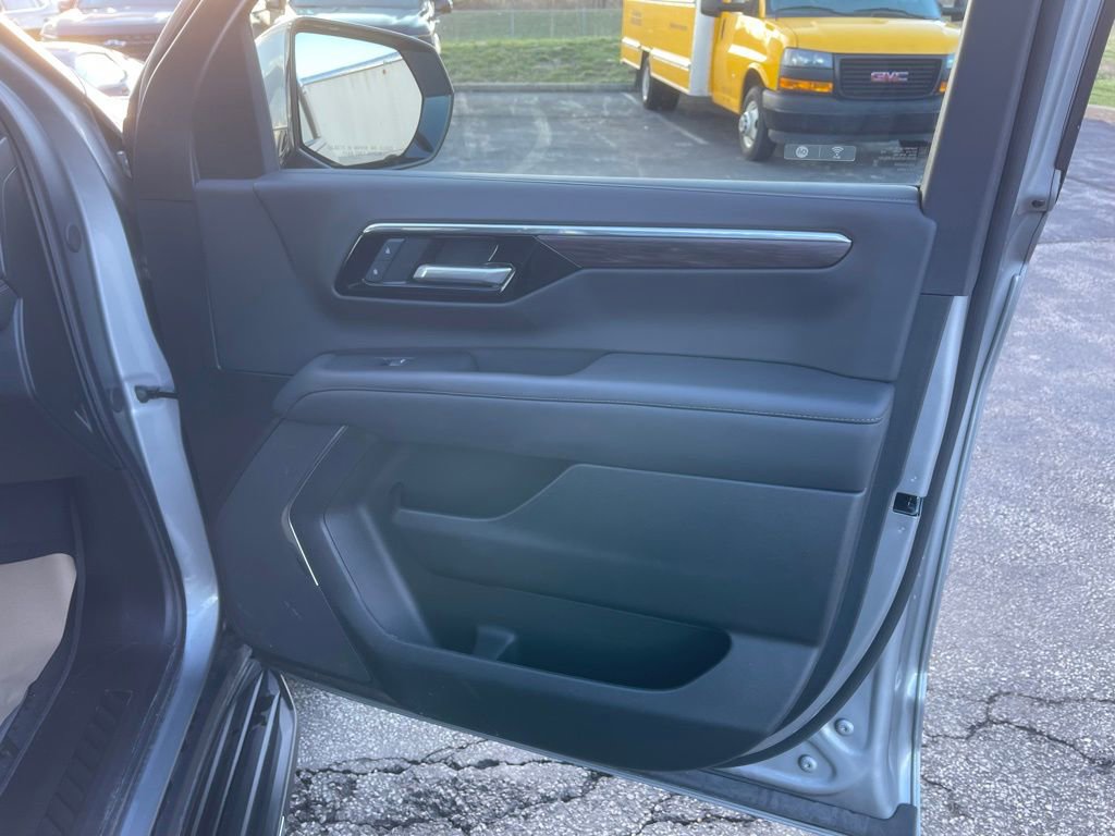 Used 2025 Chevrolet Suburban LS image 19