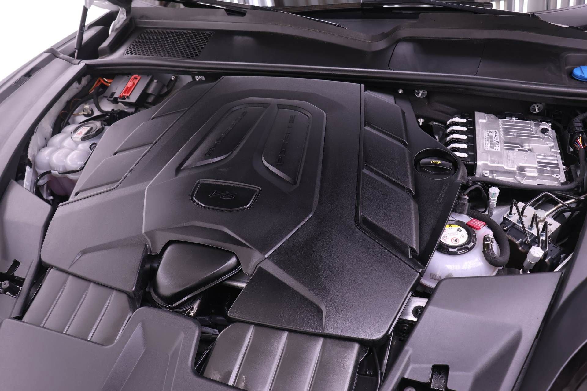 Certified 2025 Porsche Cayenne S image 24