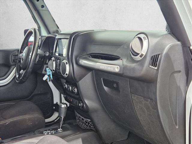 Used 2014 Jeep Wrangler Unlimited Sahara w/ Connectivity Group AWD/4WD image 16