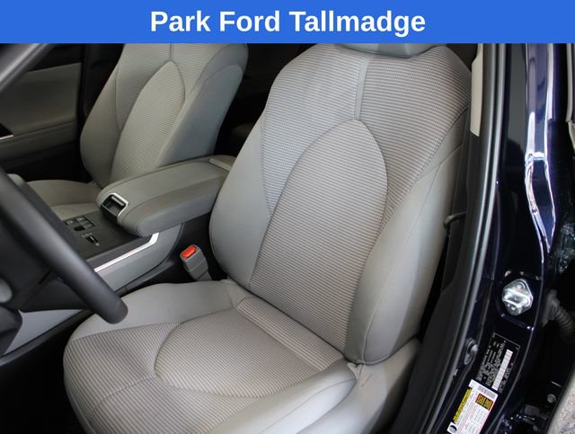 Used 2025 Toyota Highlander LE image 12