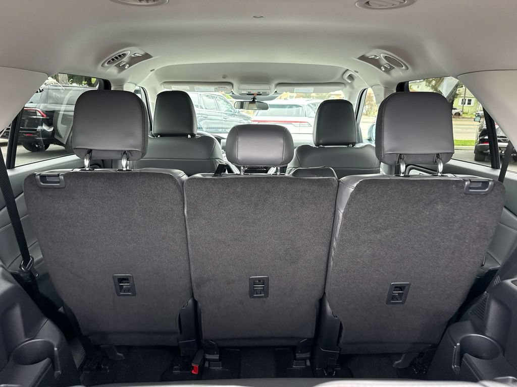 Used 2025 Ford Explorer Active w/ Active Comfort Package RWD image 9