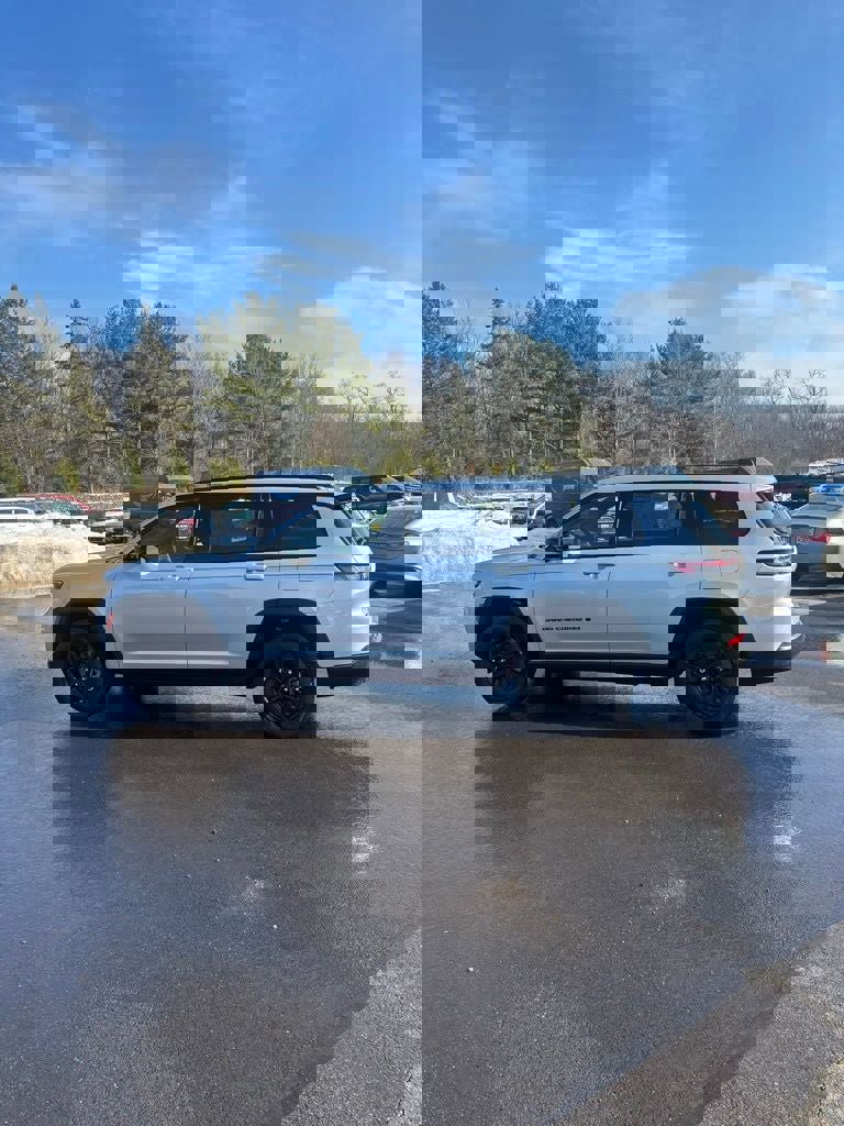 Used 2024 Jeep Grand Cherokee L Laredo image 8