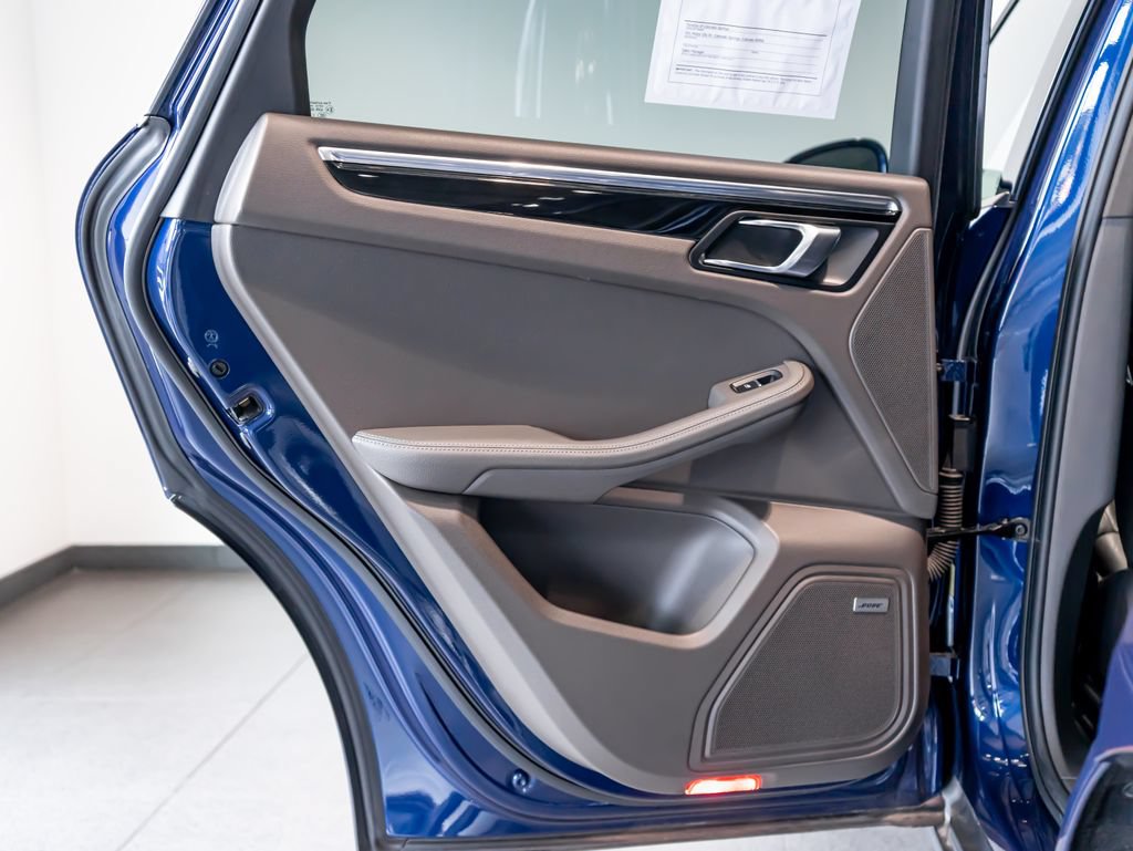Certified 2025 Porsche Macan AWD/4WD image 22