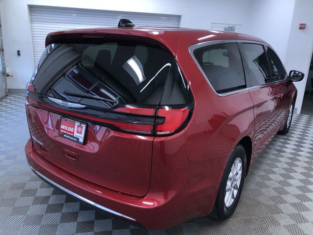 Used 2025 Chrysler Pacifica Select image 36
