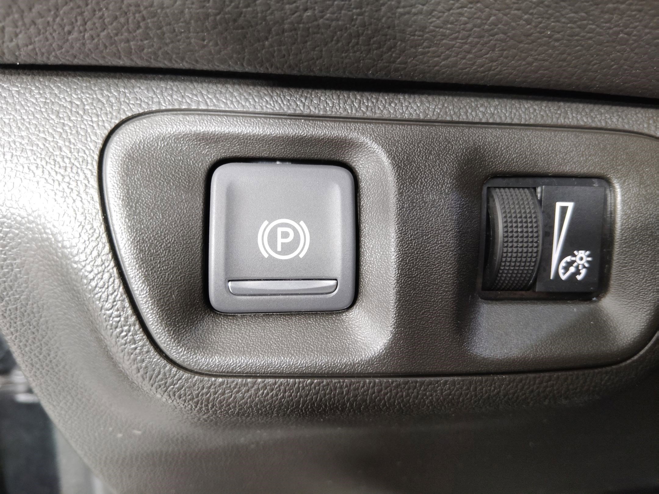 Used 2023 GMC Acadia SLE w/ Driver Convenience Package image 17