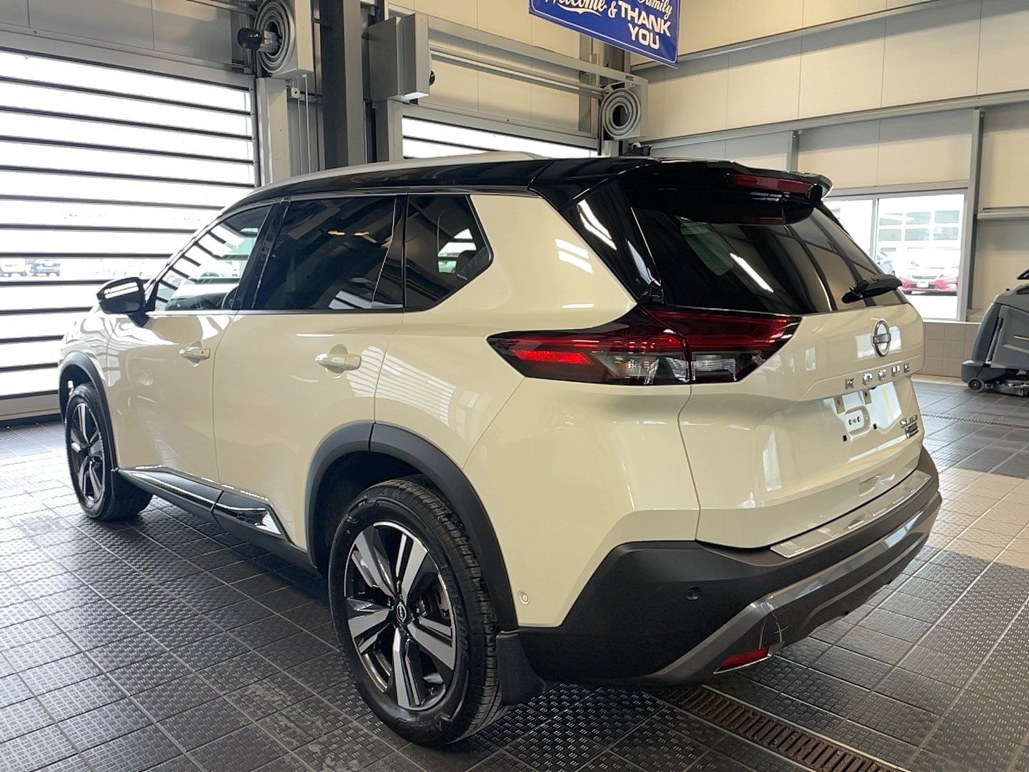 Used 2023 Nissan Rogue SL w/ SL Premium Package AWD/4WD image 8