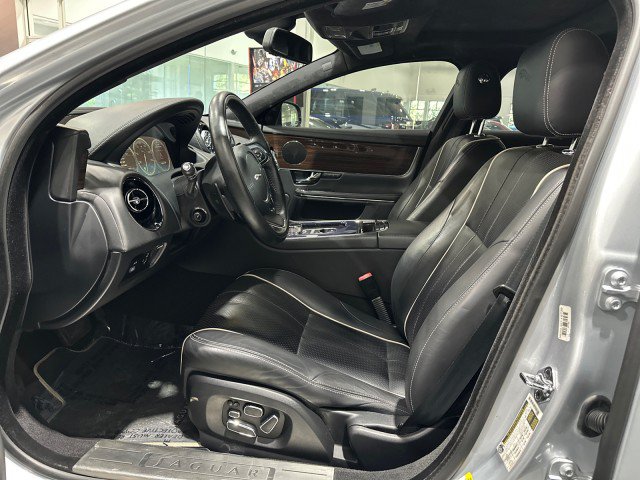 Used 2011 Jaguar XJ RWD image 39