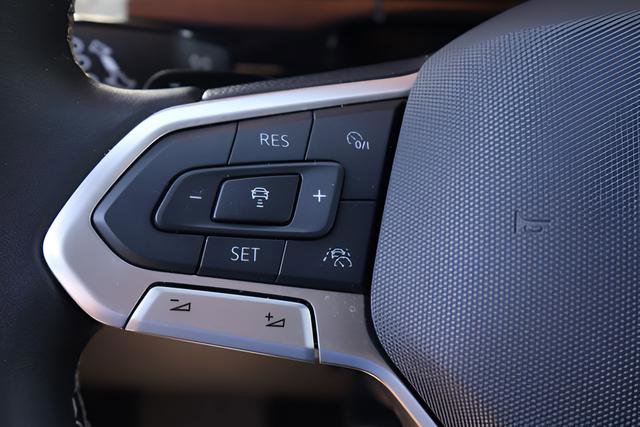 Certified 2025 Volkswagen Atlas Cross Sport SE w/ Panoramic Sunroof Package AWD/4WD image 23