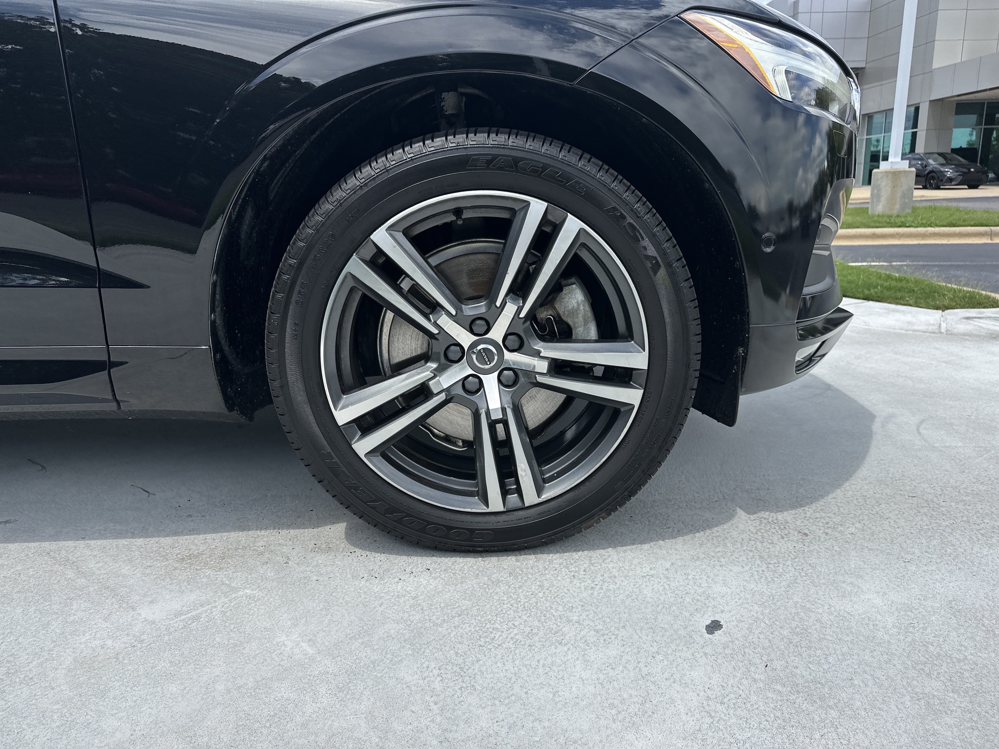 Used 2018 Volvo XC60 T6 Momentum w/ Convenience Package AWD/4WD image 13