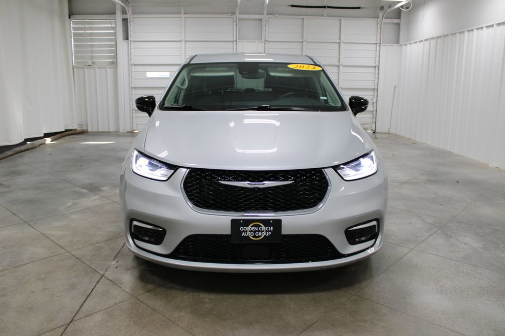 Used 2024 Chrysler Pacifica Touring-L image 3