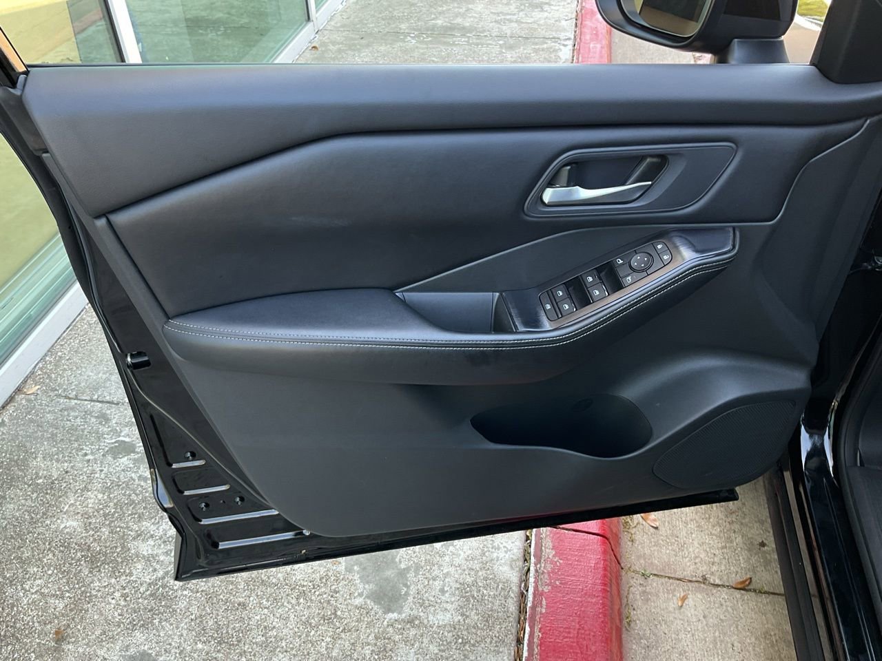 Used 2025 Nissan Rogue SV image 13