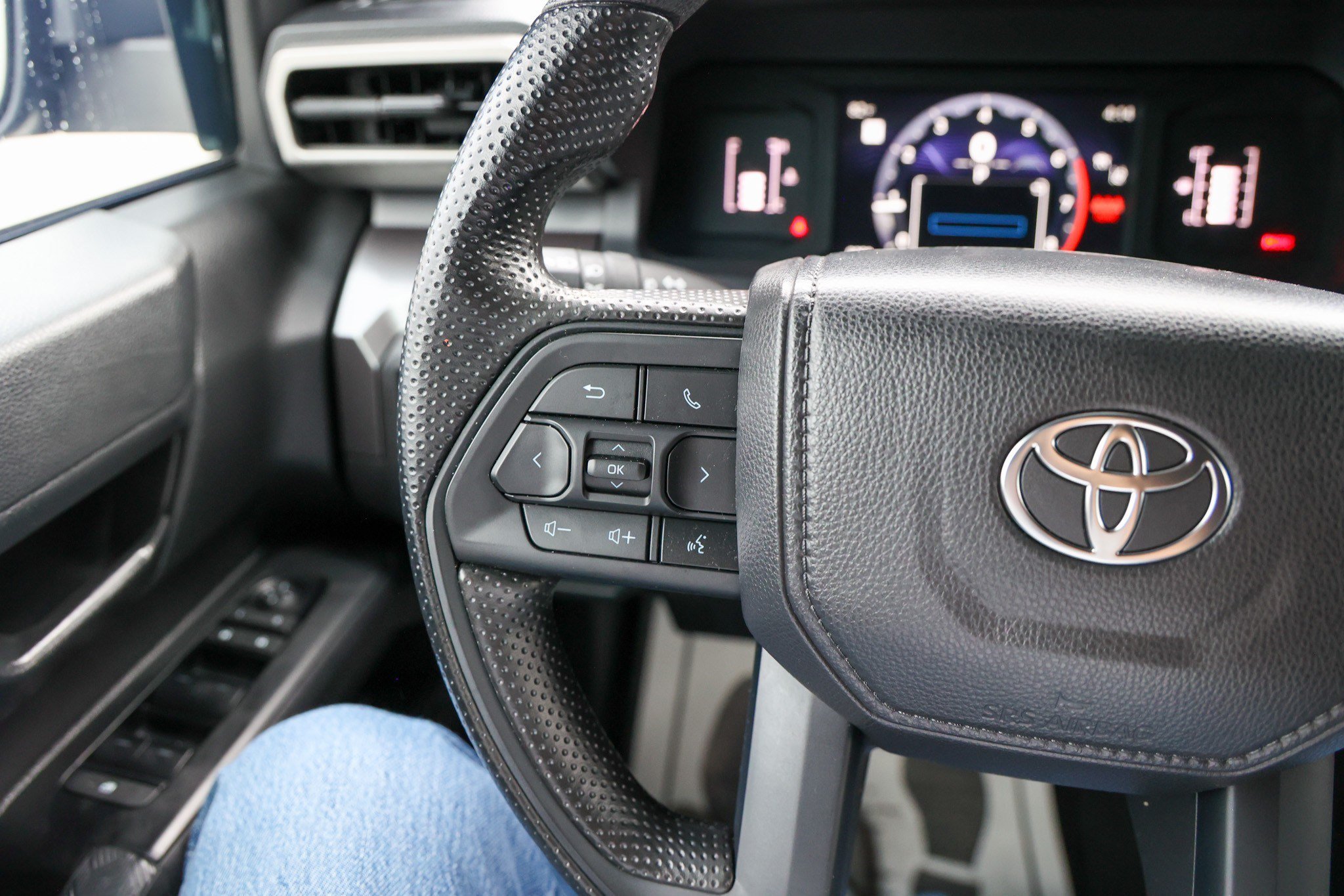 Certified 2025 Toyota Tacoma SR5 AWD/4WD image 19