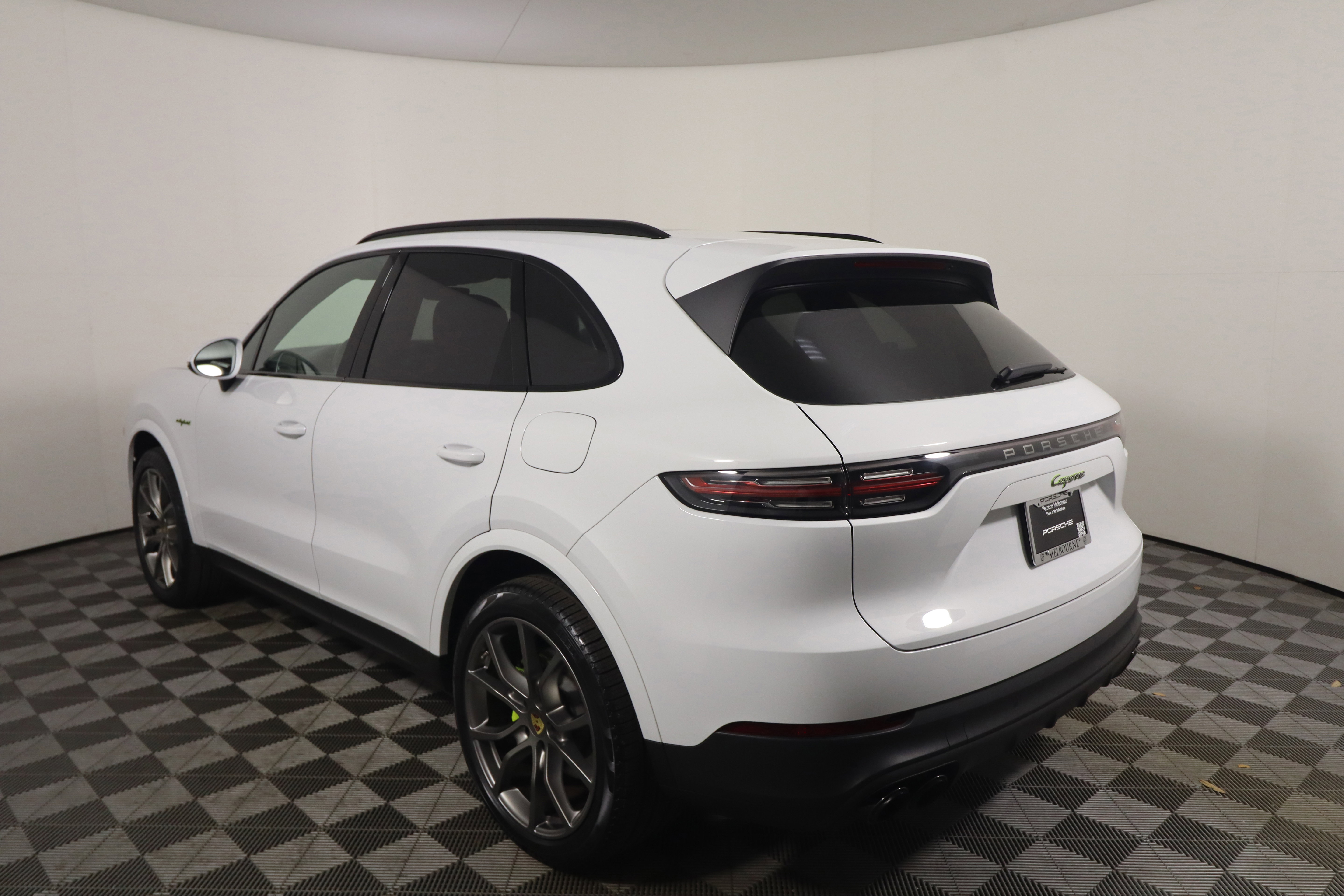 Certified 2023 Porsche Cayenne Platinum Edition image 3
