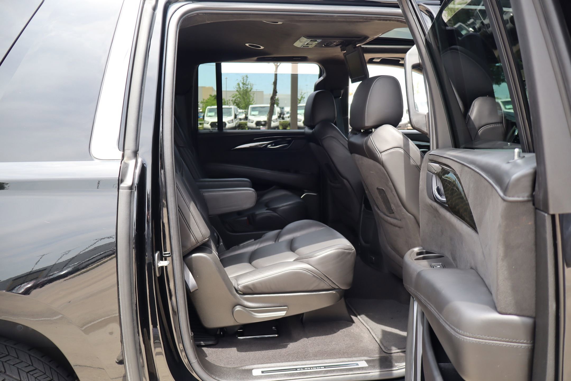 Used 2020 Cadillac Escalade ESV Platinum AWD/4WD image 36