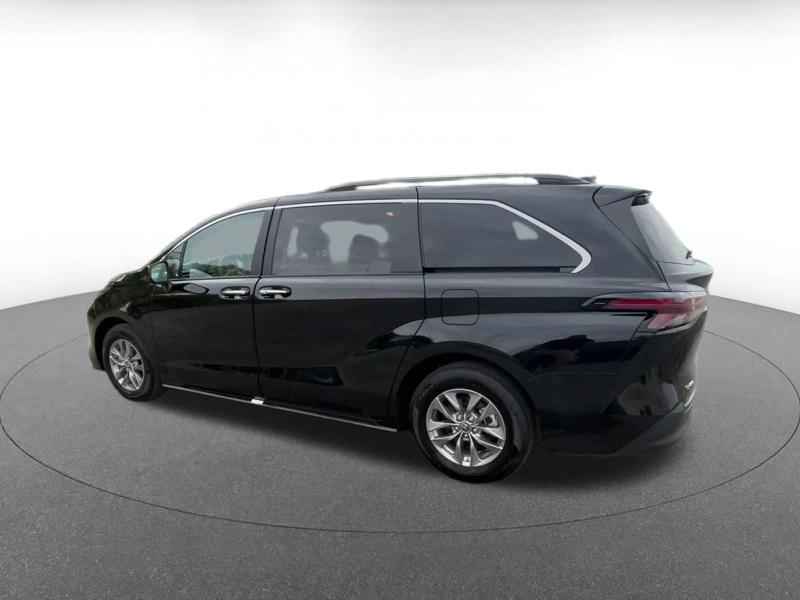 Used 2025 Toyota Sienna XLE FWD image 9