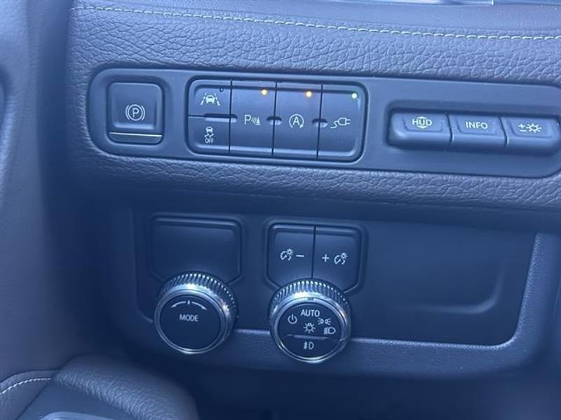 Used 2021 GMC Yukon XL Denali w/ Denali Premium Package image 20