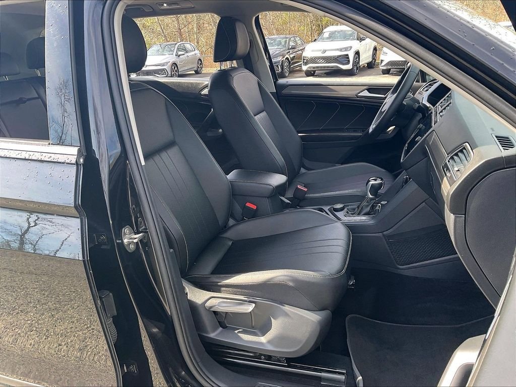 Used 2023 Volkswagen Tiguan SE AWD/4WD image 10