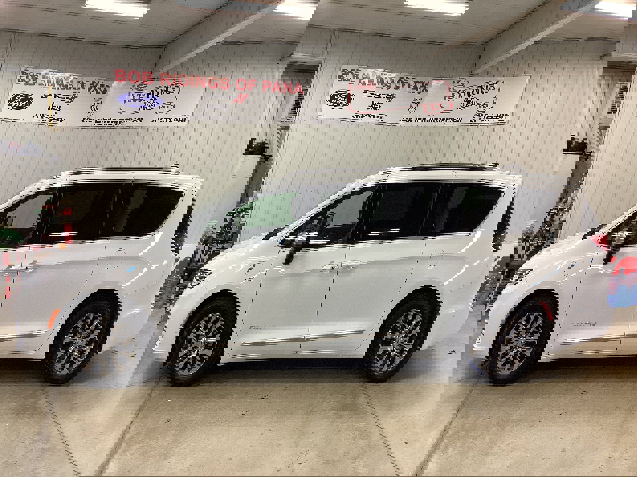 Used 2025 Chrysler Pacifica Pinnacle image 2