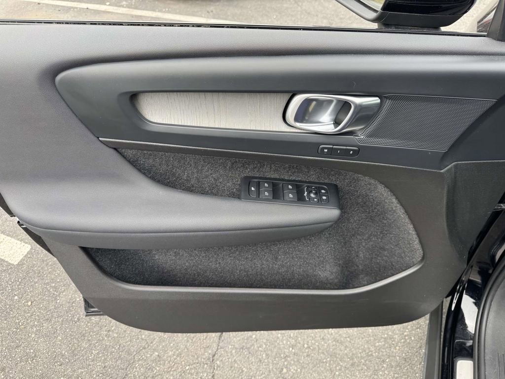 Used 2023 Volvo XC40 B5 Plus w/ Protection Package AWD/4WD image 15